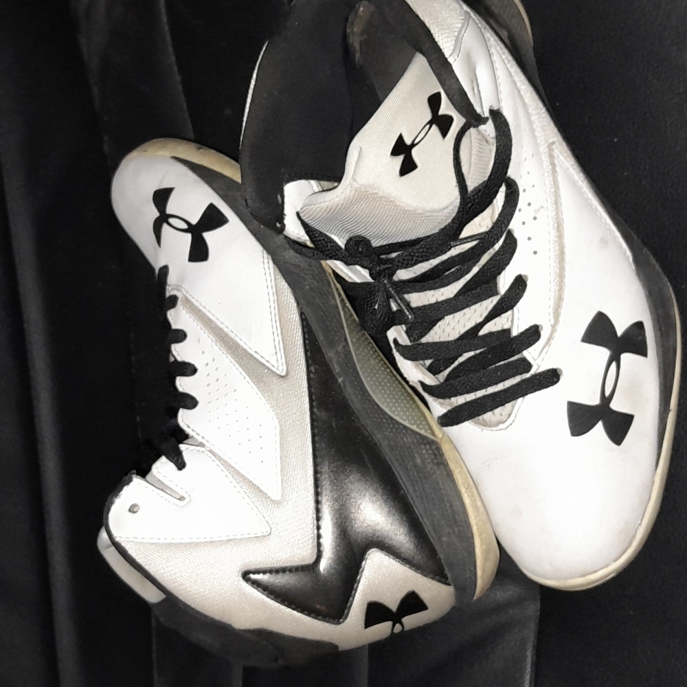 Under armour  mens basketball shoe size 10